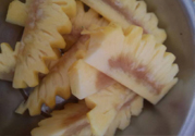 菠蘿里面發(fā)黑能吃嗎？切開菠蘿里面是黑色的怎么回事？