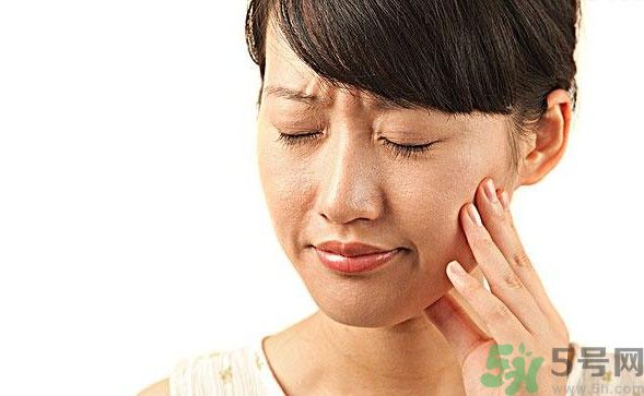 口腔潰瘍癥狀有哪些?經(jīng)?？谇粷兪鞘裁丛? width=