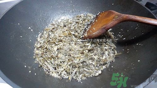 小魚干怎么炒好吃？蜜汁小魚干的做法