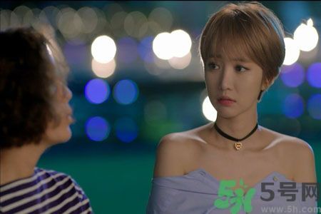 穿露肩服裝好搭配嗎？露肩衣服怎么搭配性感？