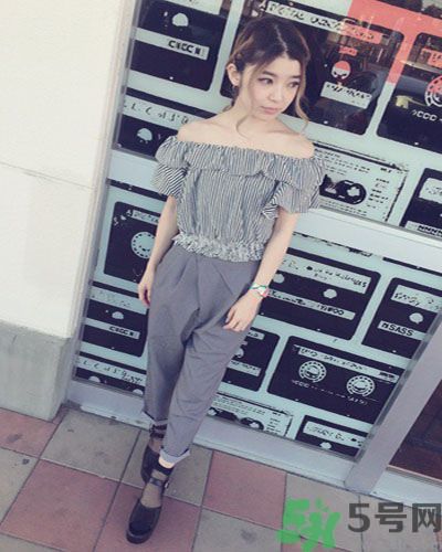 穿露肩服裝好搭配嗎？露肩衣服怎么搭配性感？