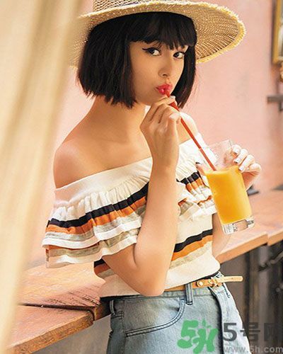 穿露肩服裝好搭配嗎？露肩衣服怎么搭配性感？