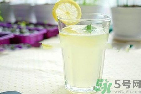 檸檬水怎么喝減肥？檸檬片用多少度的水泡最好？