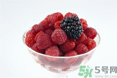 長(zhǎng)痘痘肌膚干燥怎么辦？肌膚干燥吃什么食物好？