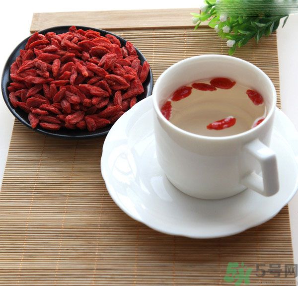枸杞泡水有什么害處？枸杞泡水喝有什么好處？