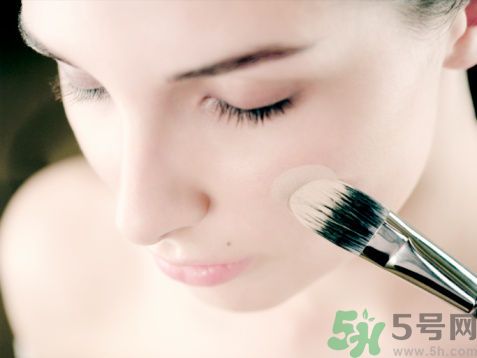 用什么粉餅美白效果好？粉餅與粉底液的區(qū)別？