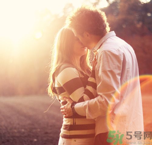 男人劈腿的表現(xiàn)有哪些？怎么判斷一個男人是否劈腿？