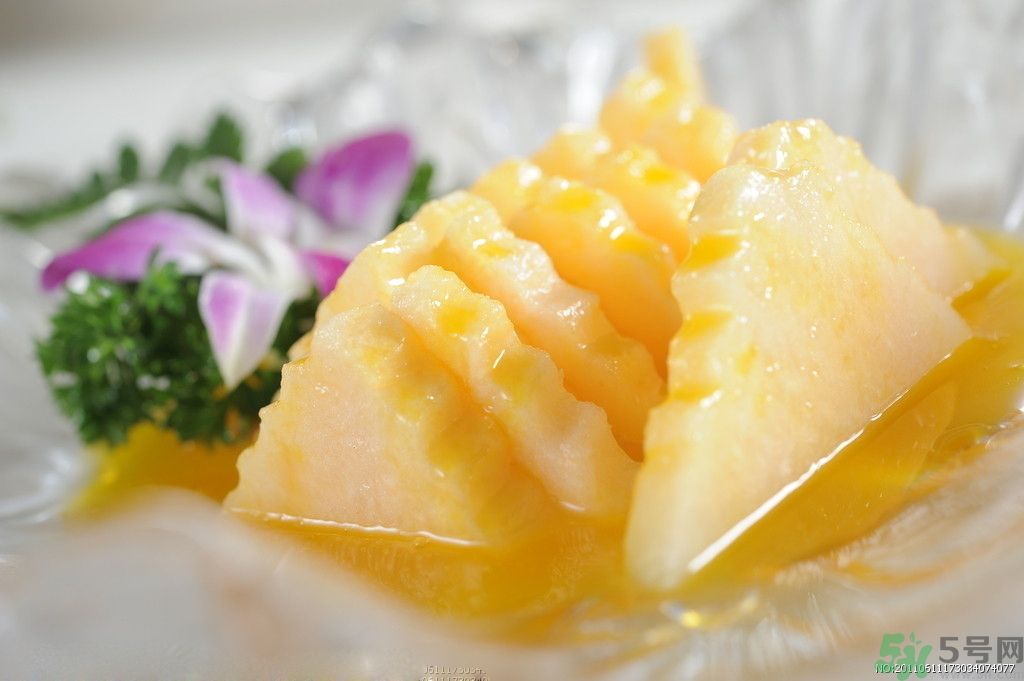 菠蘿發(fā)黑能吃嗎？菠蘿為什么要用鹽水泡？