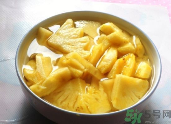 菠蘿發(fā)黑能吃嗎？菠蘿為什么要用鹽水泡？