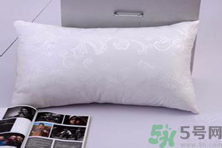 枕頭高好還是低好？睡覺不枕枕頭好不好？