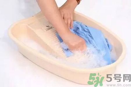草莓汁弄到衣服上了怎么洗？怎么洗掉草莓汁？