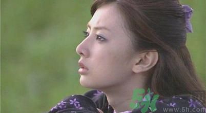 ?17歲女生有喉結(jié)正常嗎？17歲女生喉結(jié)突出怎么辦？