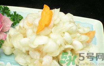 孕婦能吃百合,百合雖能補氣，亦傷肺氣，不宜多服。 另百合風(fēng)寒咳嗽、虛寒出血、脾胃不佳者忌食 百合味甘，性微寒。歸心、肺經(jīng)。 百合鮮品含黏液質(zhì)，具有潤燥清熱作用，中醫(yī)用之治療肺燥或肺熱咳嗽等癥常能奏效。 功能主治 　　養(yǎng)陰潤肺，清心安神。用于陰虛久咳，痰中帶血，虛煩驚悸，失眠多夢，精神恍惚。 　　具有養(yǎng)陰潤肺止咳功效，用于肺陰虛的燥熱咳嗽，痰中帶血，如百花膏。治肺虛久咳，勞嗽咯血，如百合固金湯。 　　具有清心安神功效，用于熱病余熱未清，虛煩驚悸，失眠多夢等。藥用時煎服，10～30g。清心宜生用，潤肺蜜炙用。 養(yǎng)陰清熱，滋補精血。 孕婦吃百合有什么好處 百合的營養(yǎng)非常豐富，孕期吃點百合對胎兒有很大的幫助，百合別名蒜腦薯，其根如大蒜，味如山薯，既是甜美的食品，也是有益的藥物。孕婦吃百合能補充維生素B1、B2、鈣、磷、鉀等營養(yǎng)成分。百合性平味甘，還能補中益氣，養(yǎng)陰潤肺，止咳平喘，利大小便。 1、潤肺止咳、清心安神，可用于肺癆咯血、肺虛久咳、虛煩驚悸、失眠及熱病后余熱未清、心煩口渴等癥。 2、美容功效，百合富含鉀，有利于加強肌肉興奮度，促使代謝功能協(xié)調(diào)，使皮膚富有彈性，減少皺紋。尤其適宜工作壓力大的人群。對面部扁平疣、痤瘡、雀斑、皮膚干燥等總是都有一定療效。常食可使肌膚潤澤，皮膚白嫩，減少皺紋，延緩衰老。 3、百合還含有一種水解秋水仙堿，有滋養(yǎng)安神作用。 4、百合是一味滋補妙晶，補益而兼清潤，最適宜于內(nèi)有虛火之虛弱癥者。 5、能保護血管、降低血漿膽固醇，有效預(yù)防高血壓，降低血糖。 6、食用百合能增進大腸功能，促進排便通暢。 7、百合含有的多種生物堿還能抑制癌細胞繁殖，有抗癌作用。 孕婦吃百合的注意事項 百合富含蛋白質(zhì)、糖、磷、鐵以及多種微量元素，孕婦吃百合不僅能補充身體所需的能量微量元素，還可以開胃、安神，有助于增強體質(zhì)的作用。但這并不意味百合對孕婦都是安全的，孕婦在食用的時候也有需要注意的地方哦。 1、風(fēng)寒咳嗽、虛寒出血、脾胃不佳者忌食百合 從對鼠類、犬類的實驗中發(fā)現(xiàn)長時間大劑量食用會導(dǎo)致肺、腎的損壞及對白細胞、野生百合全株血小板的影響，即使是食用百合也有一定毒性，建議使用前向醫(yī)師咨詢。直接接觸生的球莖可能會引起皮膚瘙癢，吞噬生的球莖可能會引起嘔吐、拉肚子等癥狀。 2、對百合過敏的人不宜吃百合 百合有可能成為過敏原的，如果是對百合過敏的話，食用百合就可能造成皮膚紅腫、經(jīng)常性腹瀉、消化不良、頭痛、咽喉疼痛、哮喘等過敏癥狀了，所以此類人群也要避免食用百合。 3、不宜多吃 百合作為一種保健食品同時也是一種良好的藥材。是藥三分毒，長期食用對身體會有較大的傷害，如產(chǎn)生對此藥物的依賴性。所以孕婦不宜多吃。 4、選擇新鮮優(yōu)質(zhì)的百合 新鮮的食材做出的菜肴風(fēng)味好，營養(yǎng)價值高，所以很多人都喜歡吃。購買新鮮的百合時應(yīng)挑選個大的、顏色白、瓣勻、肉質(zhì)厚、底部凹處泥土少的。如果百合顏色發(fā)黃、凹處泥土濕潤，可能已經(jīng)爛心，此時就不宜食用了。如果是購買干百合的話，則是已干燥、無雜質(zhì)、肉厚且晶瑩剔透為佳。 5、不宜直接碰觸新鮮百合 百合具有一定毒性，直接接觸生的球莖可能會引起皮膚瘙癢，吞噬生的球莖可能會引起嘔吐、拉肚子等癥狀。 6、烹調(diào)方式健康 孕期飲食不宜過重口味，孕婦吃百合的時候應(yīng)盡量避免高油高溫過久的方式，以免上火、消化不良不舒服。