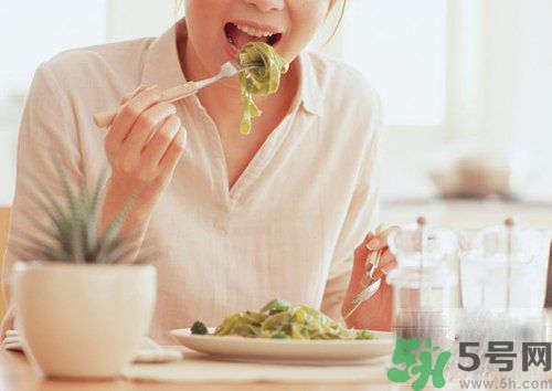 胃潰瘍吃什么食物好？調(diào)理胃潰瘍的方法有哪些？