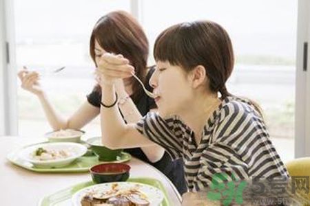 胃潰瘍吃什么食物好？調(diào)理胃潰瘍的方法有哪些？