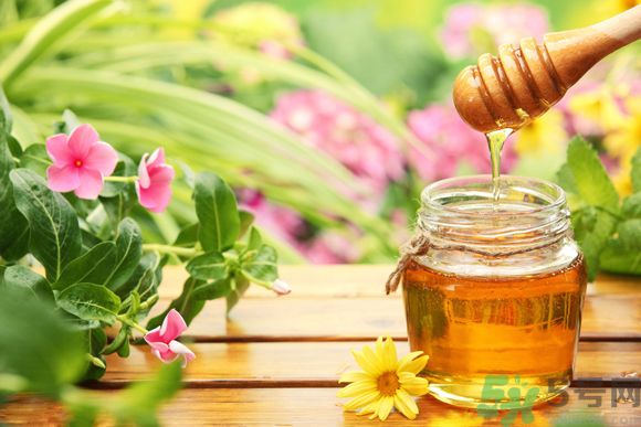 胃潰瘍可以喝蜂蜜嗎？服用蜂蜜要注意什么？