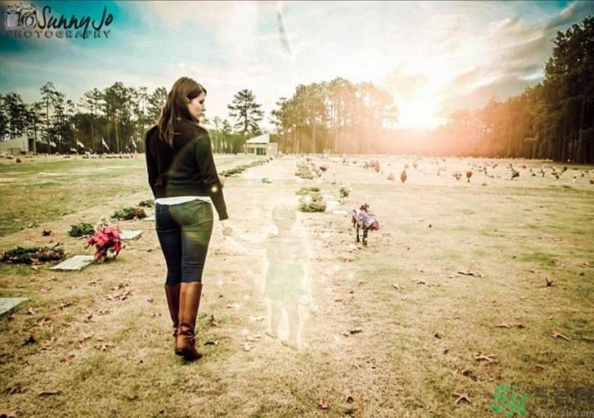 美國一母親虐待女兒致死后 找人P圖合照好嗎？