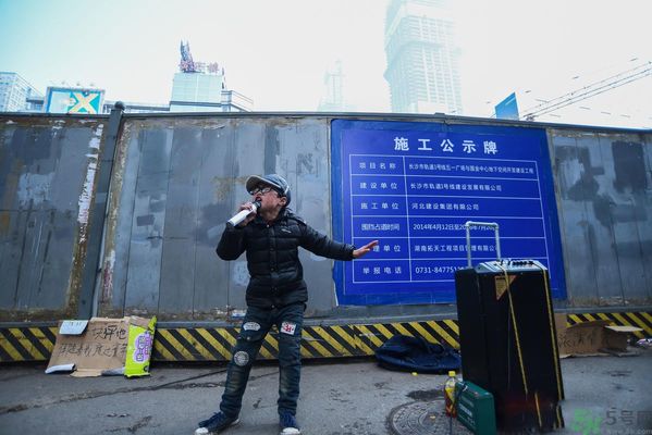 9歲賣唱男孩撐起一個(gè)家 父母怎樣教育孩子？