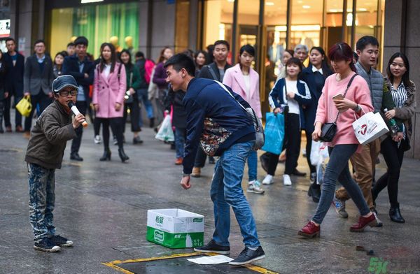 9歲賣唱男孩撐起一個(gè)家 父母怎樣教育孩子？