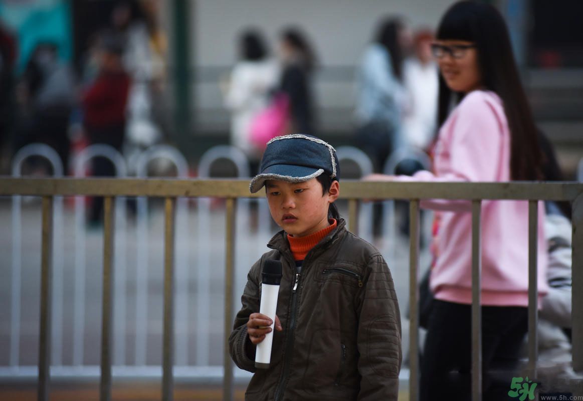 9歲賣唱男孩撐起一個(gè)家 父母怎樣教育孩子？
