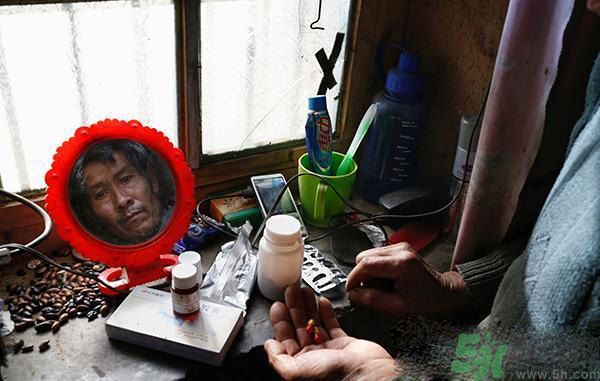 小鎮(zhèn)百人患塵肺病的原因是什么？塵肺病是什么?。? width=