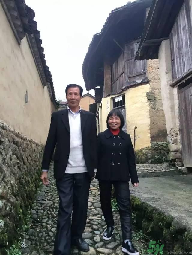浙江富翁棄億萬資產(chǎn)與農(nóng)婦結(jié)婚  怎樣追求真愛才好？