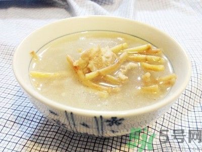 魚腥草可以和雪梨冰糖煮水喝嗎？魚腥草雪梨煲有什么好？