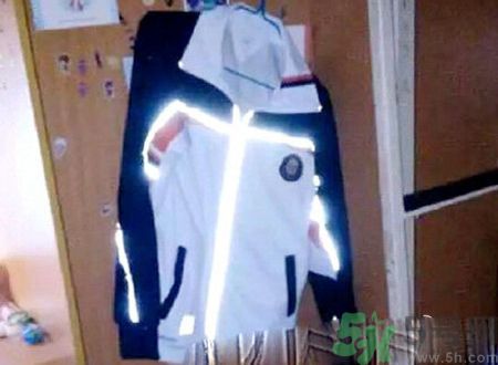 校服帶反光標(biāo)志防早戀是怎么回事？校服為什么要帶反光標(biāo)志？