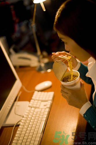 晚上12點吃東西好嗎？晚上12點吃東西會胖嗎？