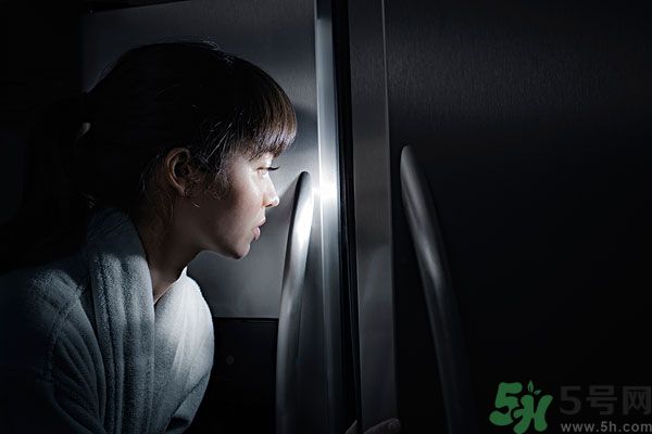 晚上12點吃東西好嗎？晚上12點吃東西會胖嗎？
