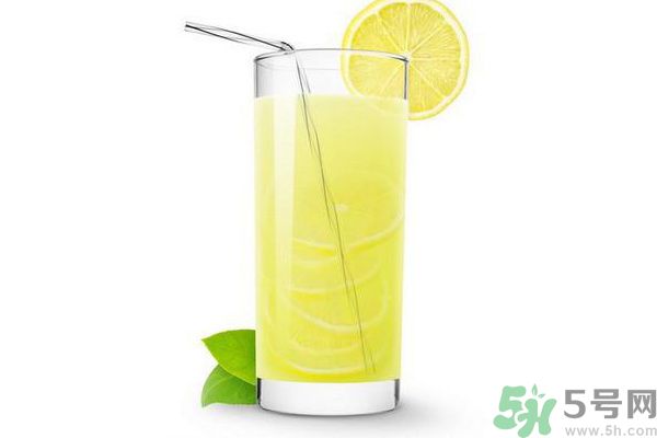 每天喝檸檬水能美白嗎？每天喝檸檬水好不好？