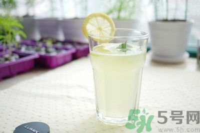 每天喝檸檬水能美白嗎？每天喝檸檬水好不好？