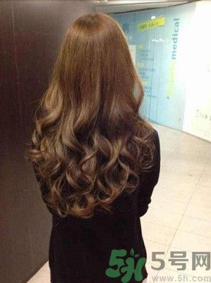 自己怎么吹卷發(fā)？吹卷發(fā)的小竅門？