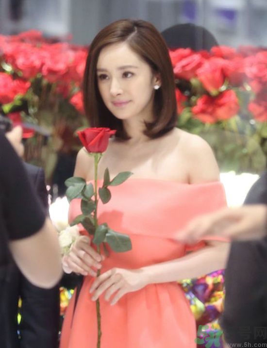 一字肩衣服適合什么人？一字肩衣服怎么穿？