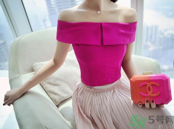 一字肩衣服適合什么人？一字肩衣服怎么穿？
