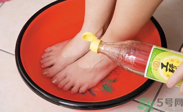 用醋泡腳能治腳臭嗎？泡腳放醋能除腳臭嗎？