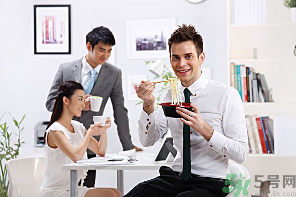 滿漢宴方便面煮著吃泡著吃哪個(gè)好？
