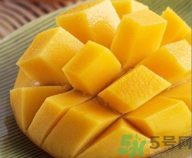 芒果皮發(fā)黑還可以吃嗎？芒果長(zhǎng)黑斑吃了會(huì)怎么樣？