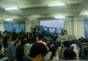 哪個(gè)學(xué)校學(xué)校窗戶突然倒塌？男生拼命護(hù)住女生 ！