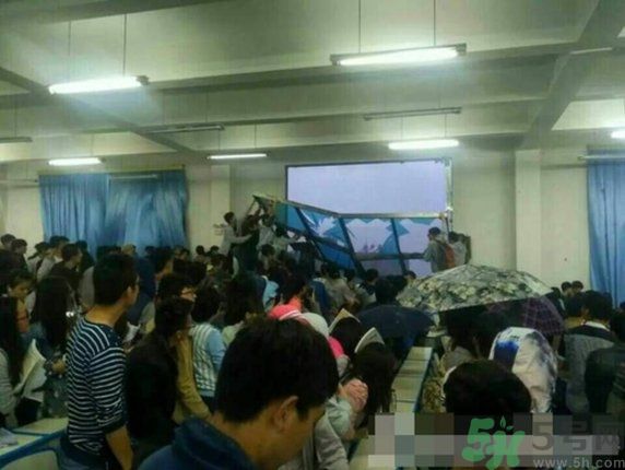 哪個(gè)學(xué)校學(xué)校窗戶突然倒塌？男生拼命護(hù)住女生 ！