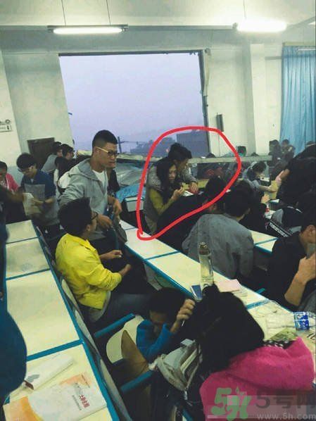 哪個(gè)學(xué)校學(xué)校窗戶突然倒塌？男生拼命護(hù)住女生 ！