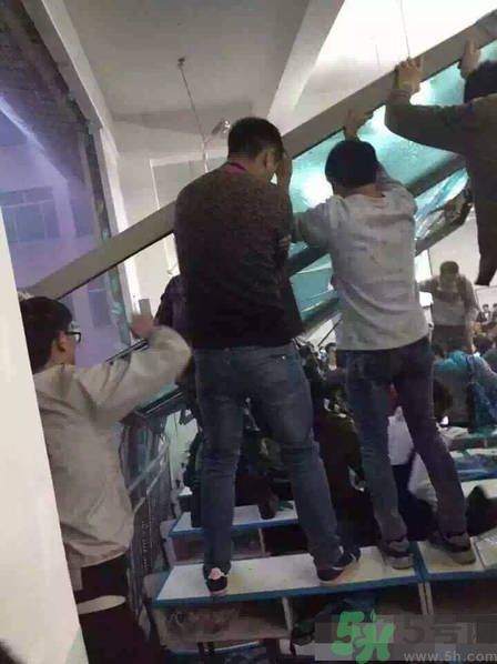 哪個(gè)學(xué)校學(xué)校窗戶突然倒塌？男生拼命護(hù)住女生 ！