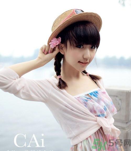 胸小的女生怎么穿衣服好看？胸小的女生怎么穿衣顯得胸大？