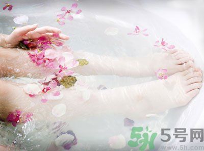 用涼水洗腳還是熱水洗腳好？為什么熱水比涼水洗腳要好？