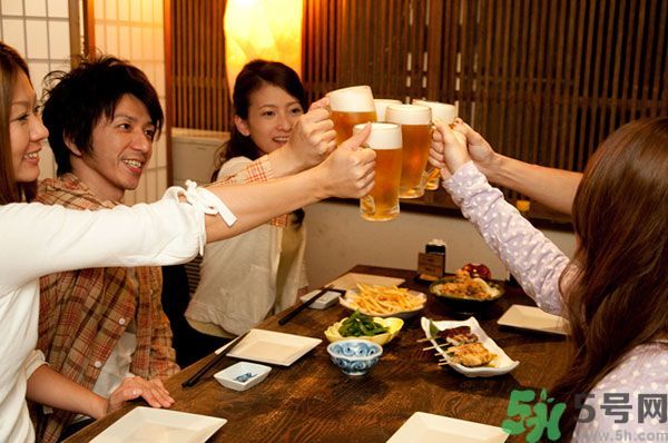 喝酒怎樣才能不傷身？飲酒要注意些什么？
