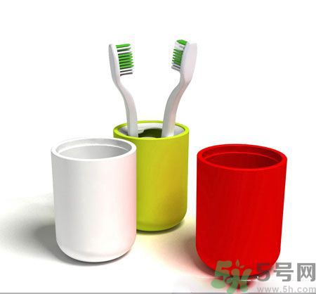 牙齦出血要換牙刷嗎？牙刷多久換一次好？