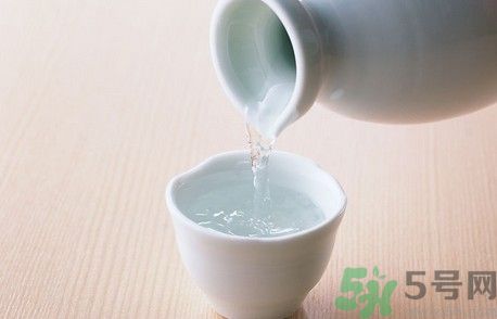 白酒能代替料酒做菜嗎？白酒可以用來(lái)做菜嗎？