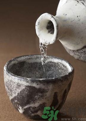 白酒能代替料酒做菜嗎？白酒可以用來(lái)做菜嗎？