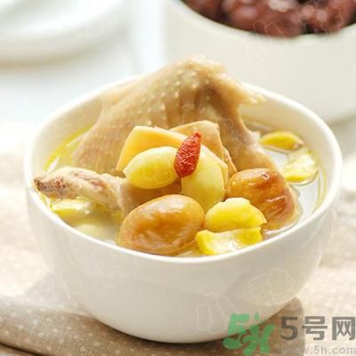 燉雞湯什么時候放鹽？燉雞湯不要先放鹽？
