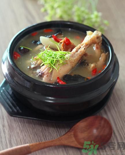 燉雞湯用冷水還是熱水？雞湯用冷水可以嗎？